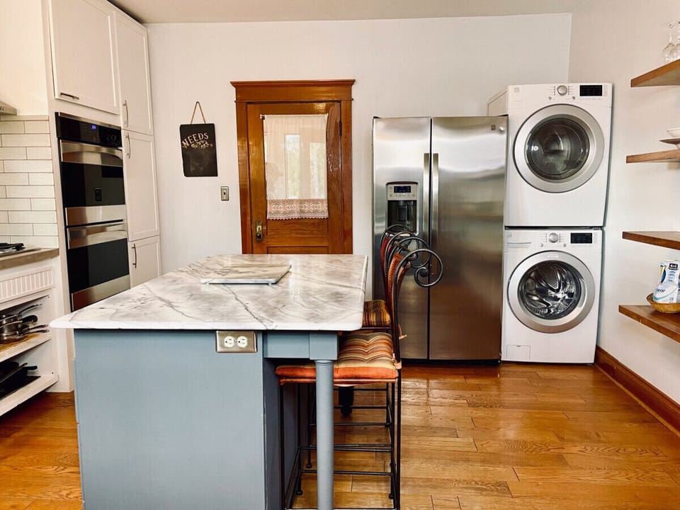 Full kitchen and washer & dryer