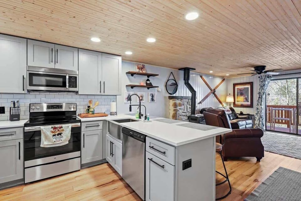 Culinary Oasis: Step into a fully equipped kitchen, designed for both convenience and culinary creativity. Your culinary adventures start here!