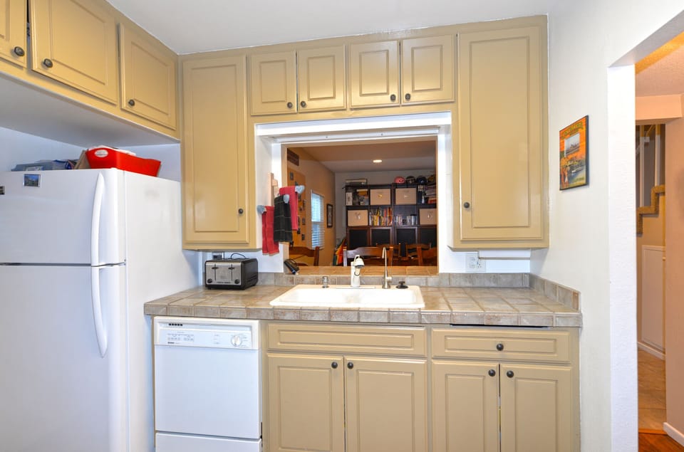 315CE - Kitchen to Dining Area