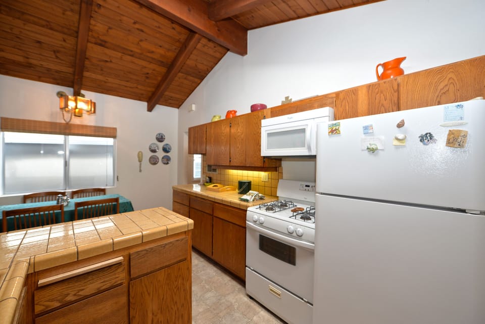 337CA - Kitchen.jpg
