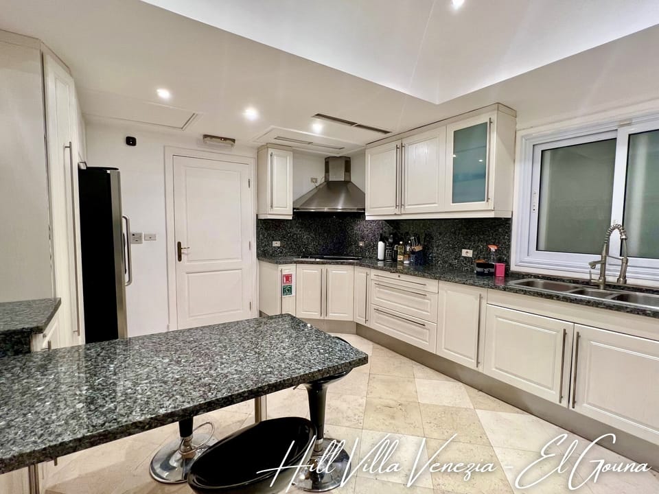 American-style kitchen with hotplate, dishwasher, fridge-freeze, oven, micro etc