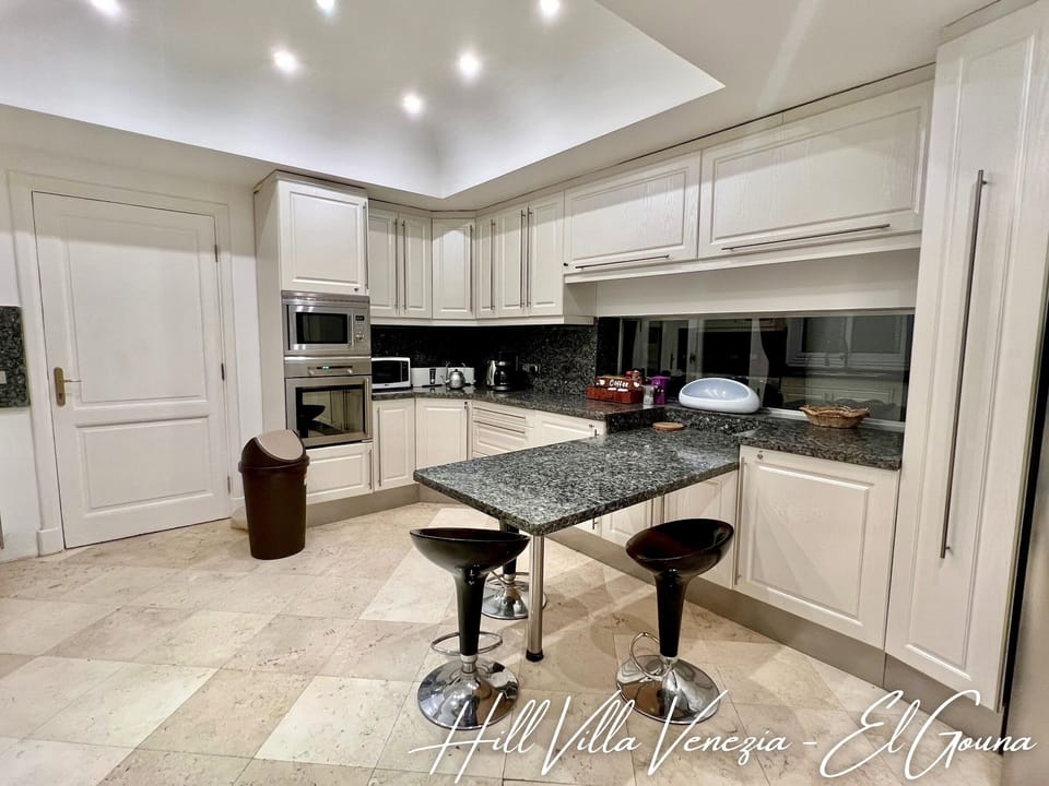 American-style kitchen with hotplate, dishwasher, fridge-freeze, oven, micro etc