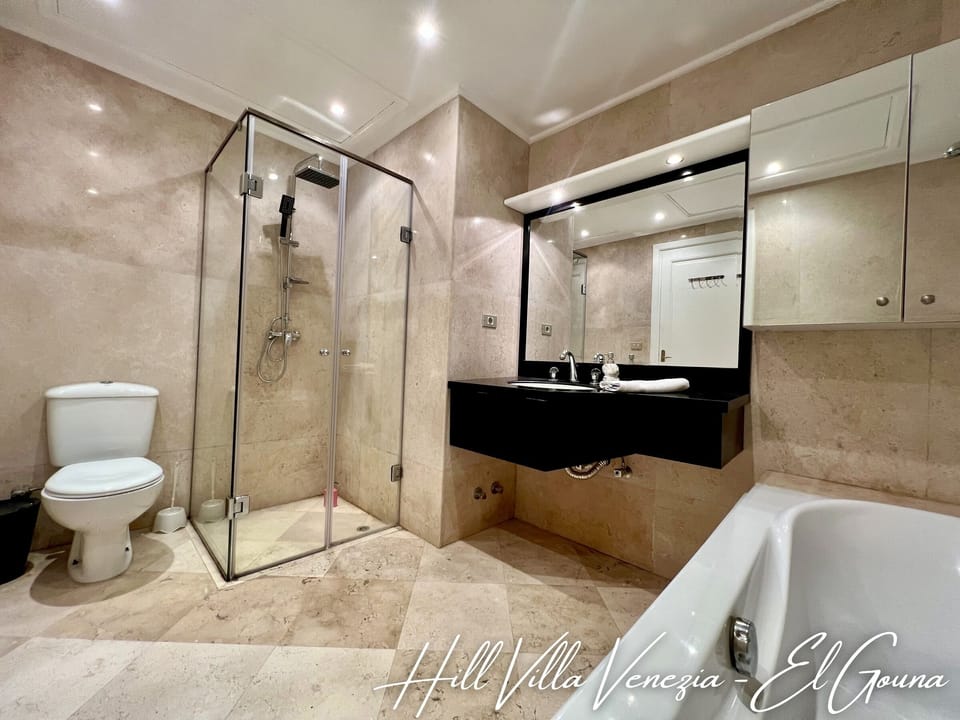 Ruby Suite: Ensuite bathroom with a walk-in rain-shower, toilet, basin and bath