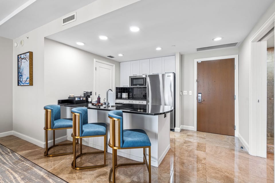 Great kitchen for fixing simple meals: fridge, dishwasher, multicook oven, range