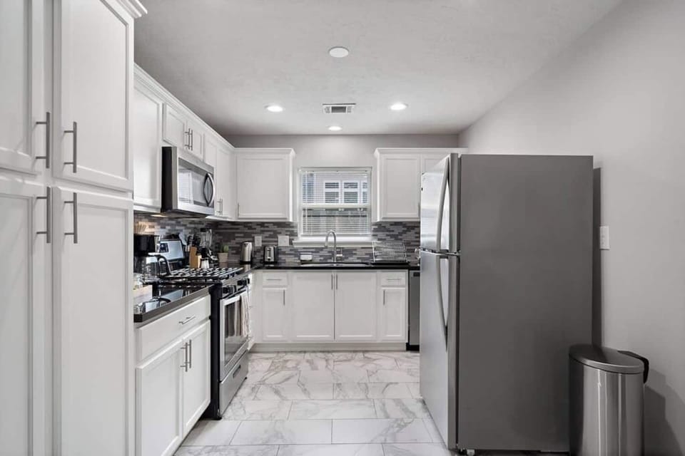 Fully equipped kitchen with high quality granite countertops.
