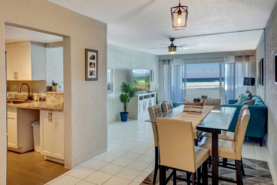 You can prepare a meal while gazing at the beach.
