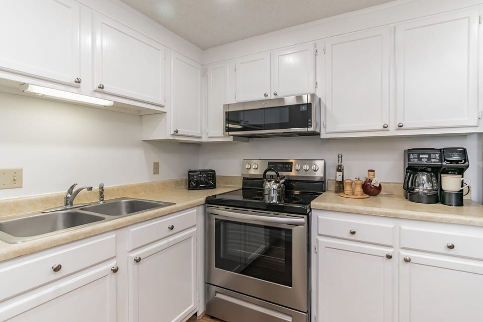 Room, Indoors, Oven, Kitchen, Microwave