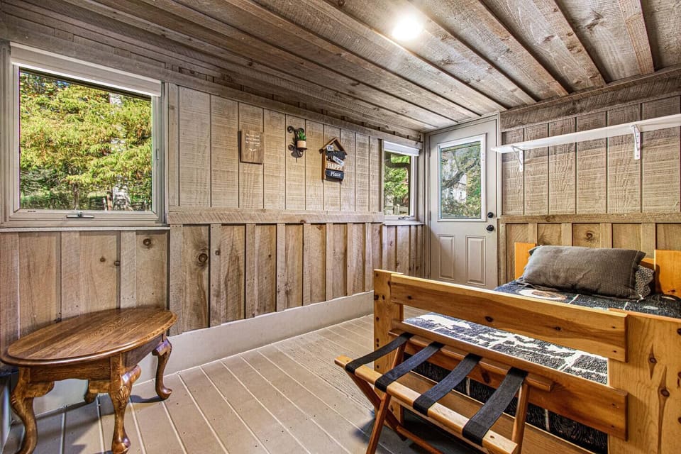 Little bedroom with twin bed