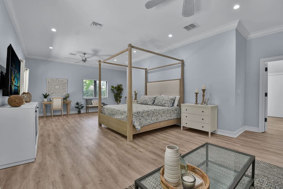 Bedroom 1
4 Poster King Size Bed
En-sutie
TV, Ceiling fan and AC
Sofa area, Patio Doors