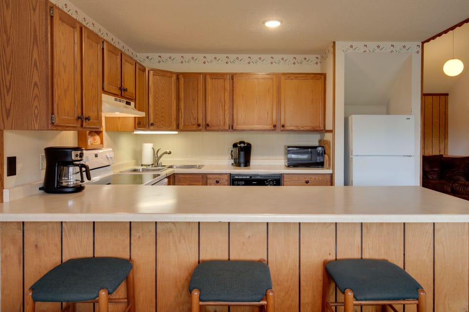 Kitchen | Fully Equipped w/ Cooking Basics