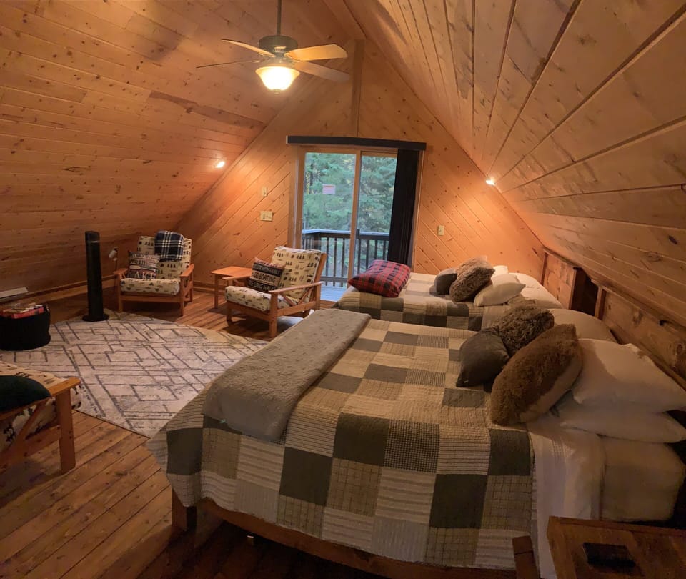 Open loft has 2 queen beds, a full size futon and 2 chair futons.