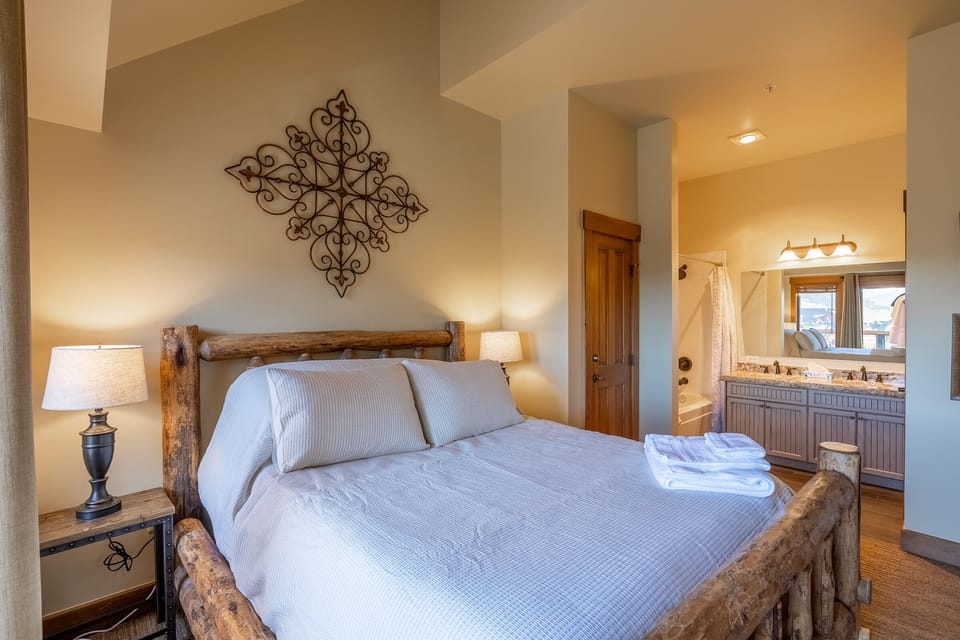 Queen master suite