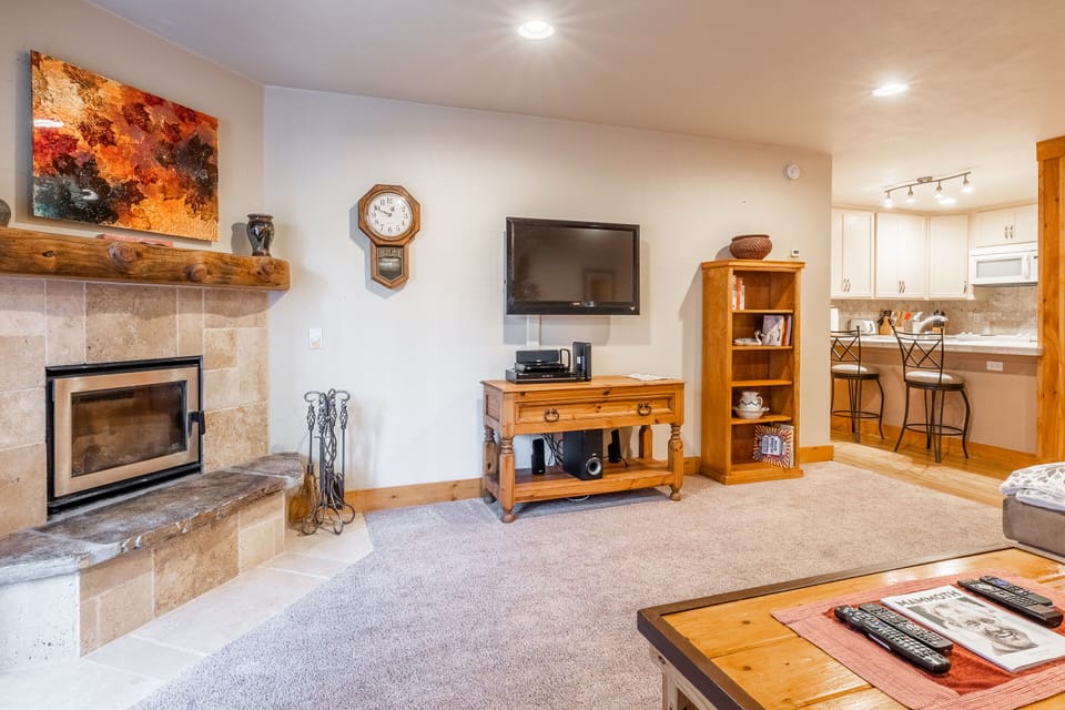 Living Room / Flat Screen TV, Queen Sleeper Sofa / Wood Burning / Fireplace