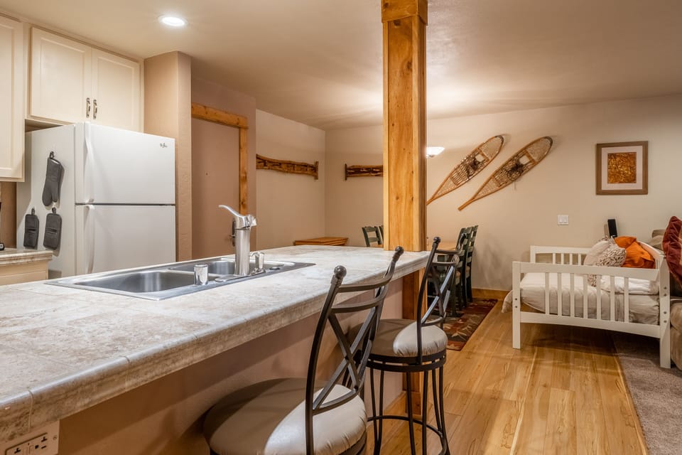 Fully Equipped Kitchen with 2 Bar Stools / Twin Day Bed / Living Room