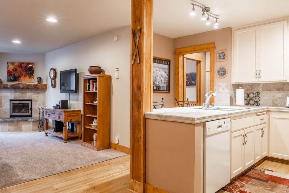 Fully Equipped Kitchen / Living Room