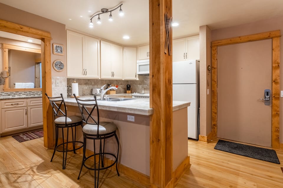Fully Equipped Kitchen / Kitchen Bar with 2 Stools