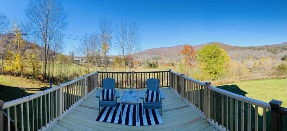 Beautiful New Large Deck with Panoramic Mountain Views 