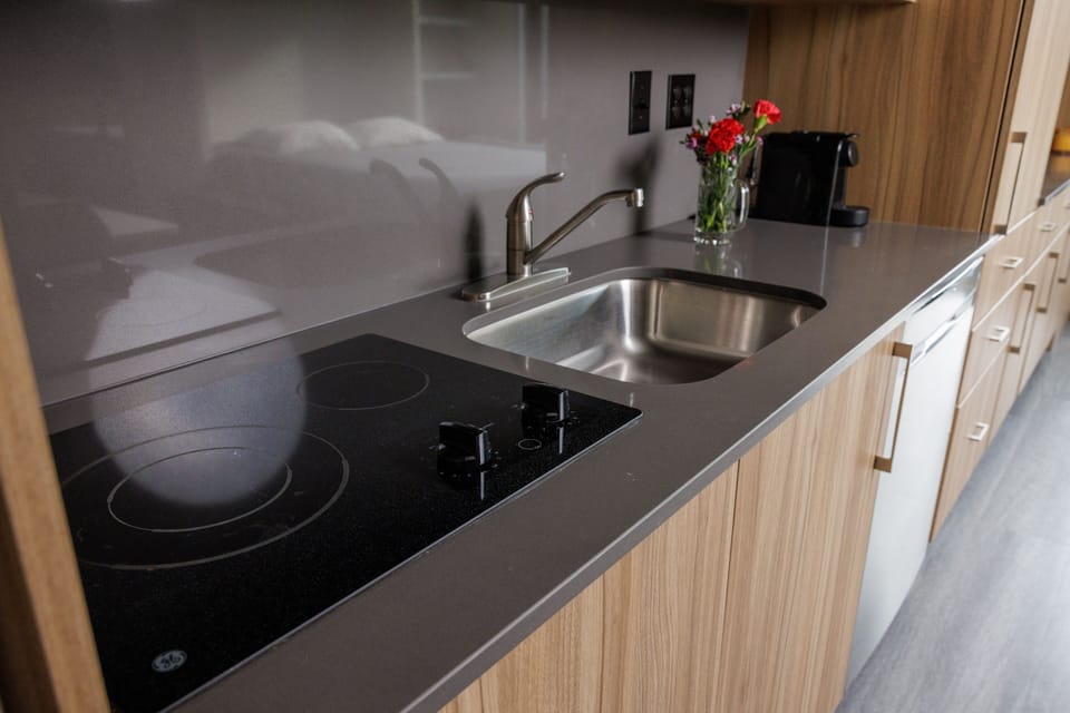 You can conveniently fix breakfast, and snacks and/or warm up your leftover food here. 