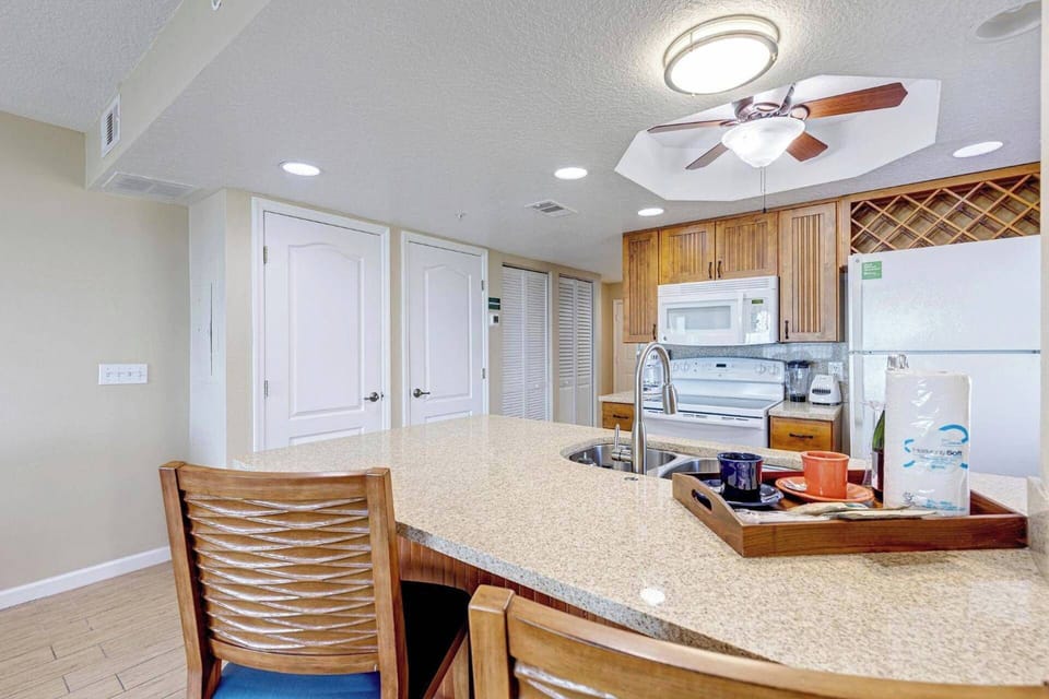 Full kitchen with all the necessities.