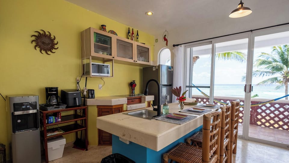 Kitchen with breakfast bar
