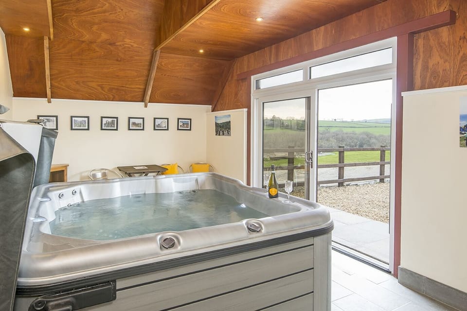 INDOOR hot tub: perfect, whatever the weather!