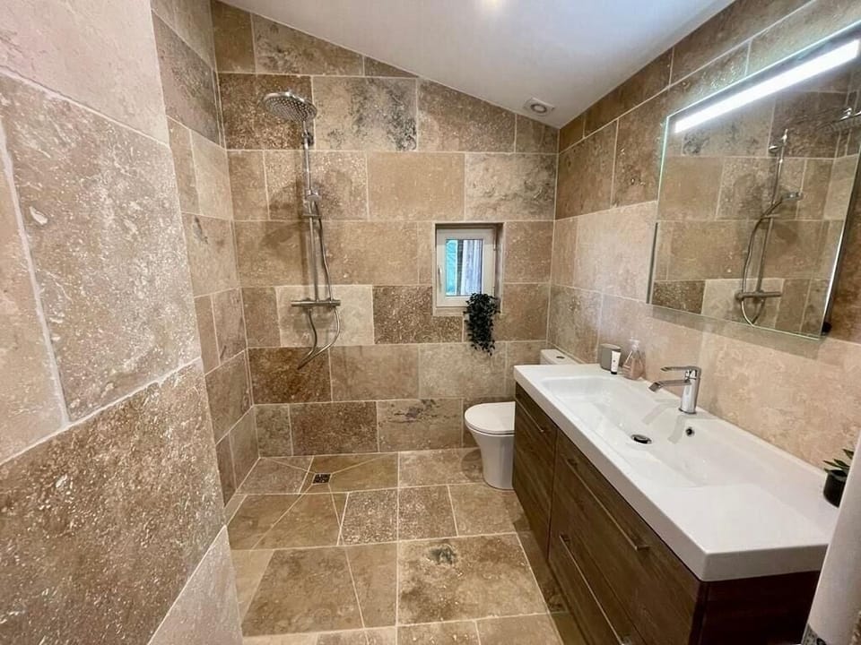 Gite Papillon Shower Room