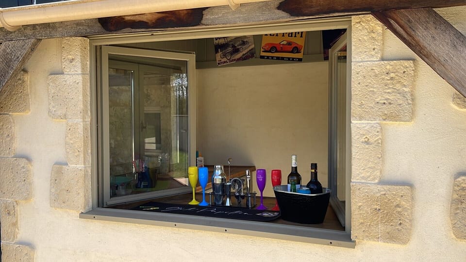 Poolside Bar 