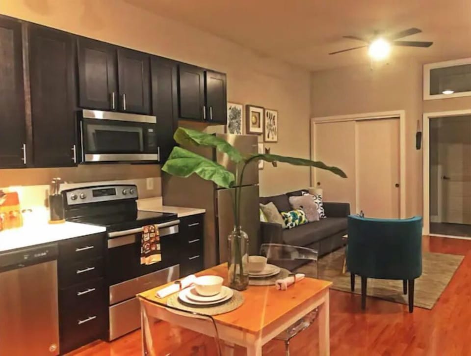 Stainless steel appliances, dish washer and fully stocked kitchen.