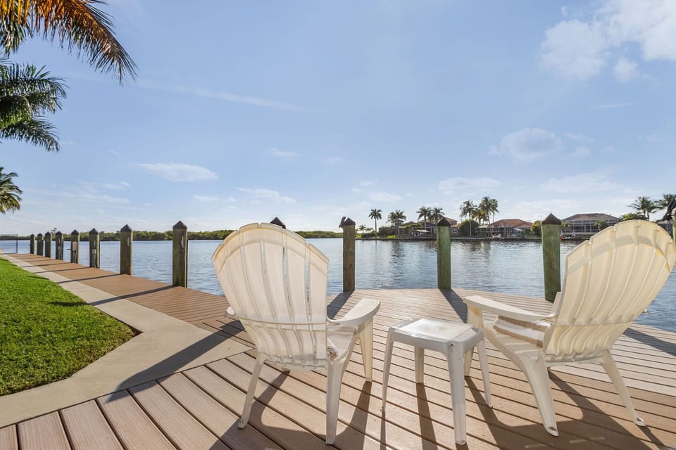 Seating area by the water