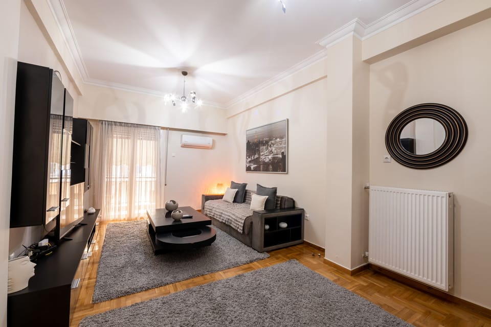 Spacious iving rooml