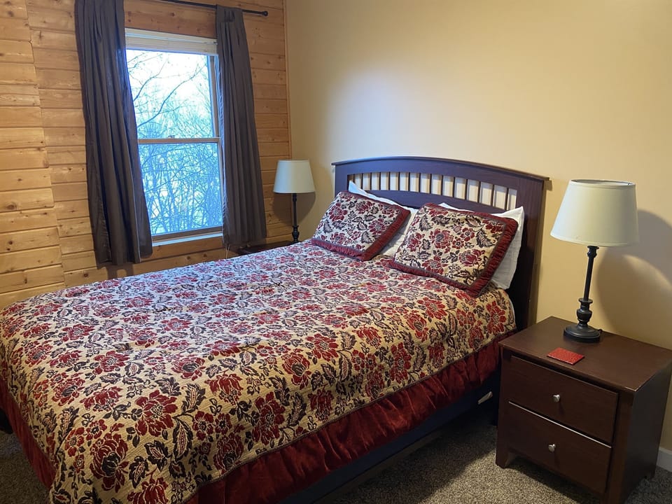 1st Floor Queen Bedroom