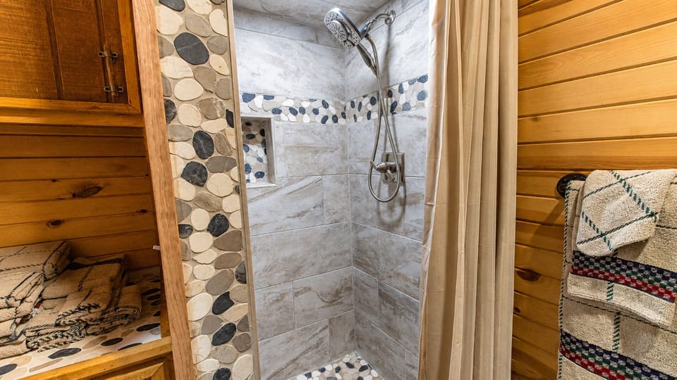 Lazy_Bear_IMG_1840_Walk_In_Shower