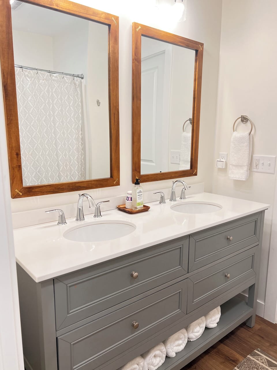 Second floor bath with tub/shower