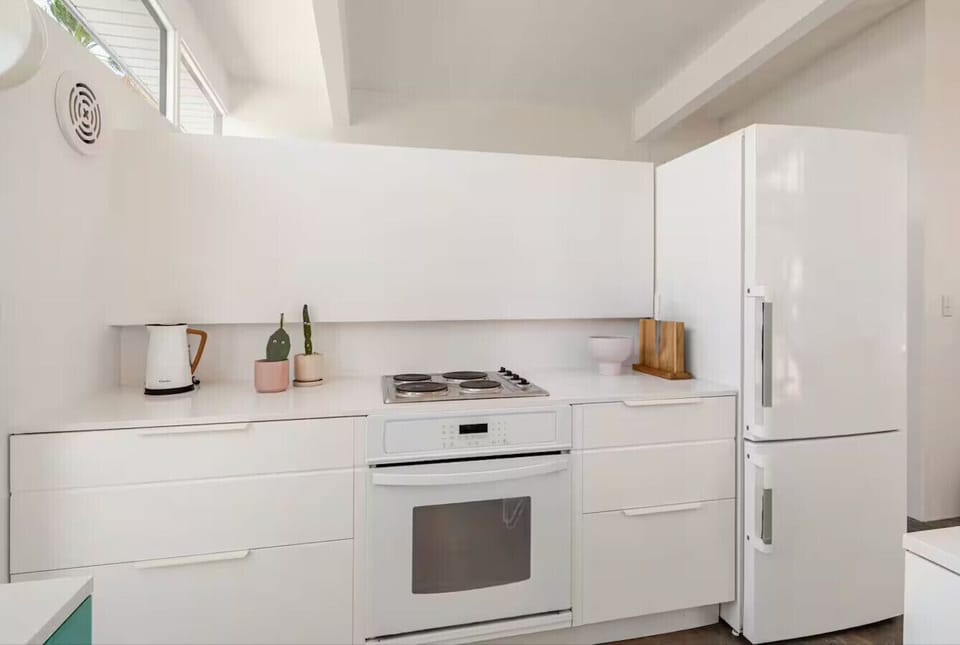Cooking up nostalgia under the desert sun 🍳🌵 This retro-inspired kitchen blends vintage vibes with modern flair—perfect for channeling your inner diner chef in Palm Springs style. #RetroKitchen #DesertVibes #AirbnbFind