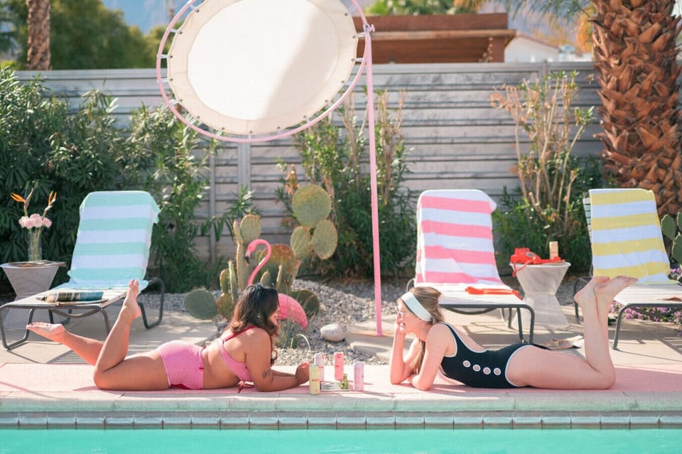 Poolside chill 🌵☀️ Retro stripes, palm trees & sunbathing fun—your perfect desert escape! #PoolVibes #GirlsTrip 🦩👙