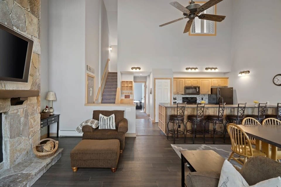 Open floor plan with easy access to all the bedrooms and bathrooms.