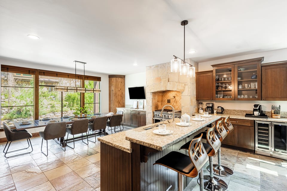 Fully equipped kitchen with a kitchen island with bar seating for four