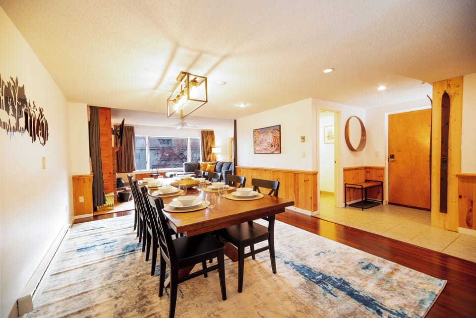 Views of the foyer with an bench to put on/takeoff shoes