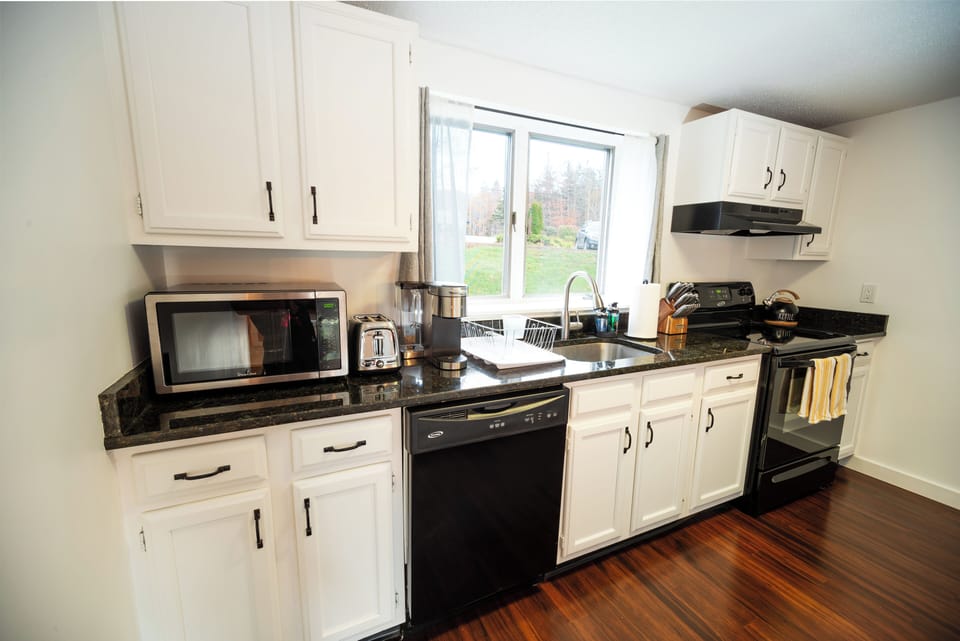 [Kitchen] Keurig coffee machine & complimentary coffee provided.