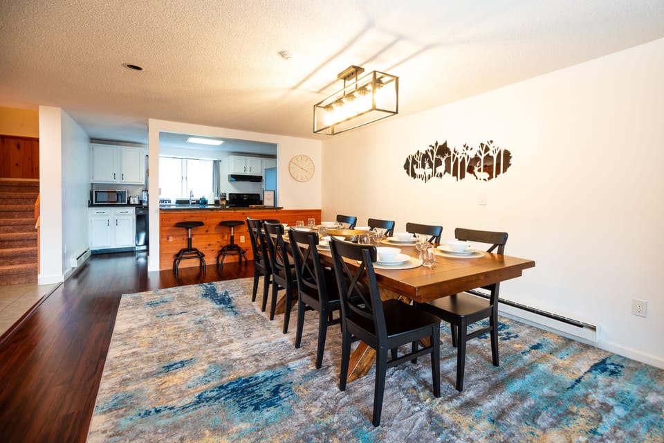 [Dining area] Enjoy meals at the formal dining area with seating for 10. 