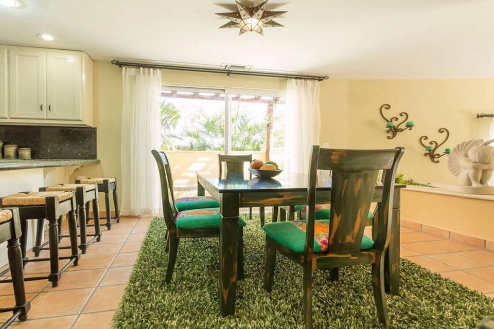 Start your day in this charming breakfast nook, ideal for a quiet coffee moment.