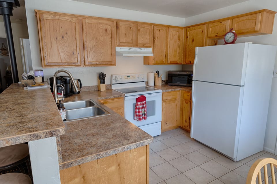 Kitchen that is fully equiped 