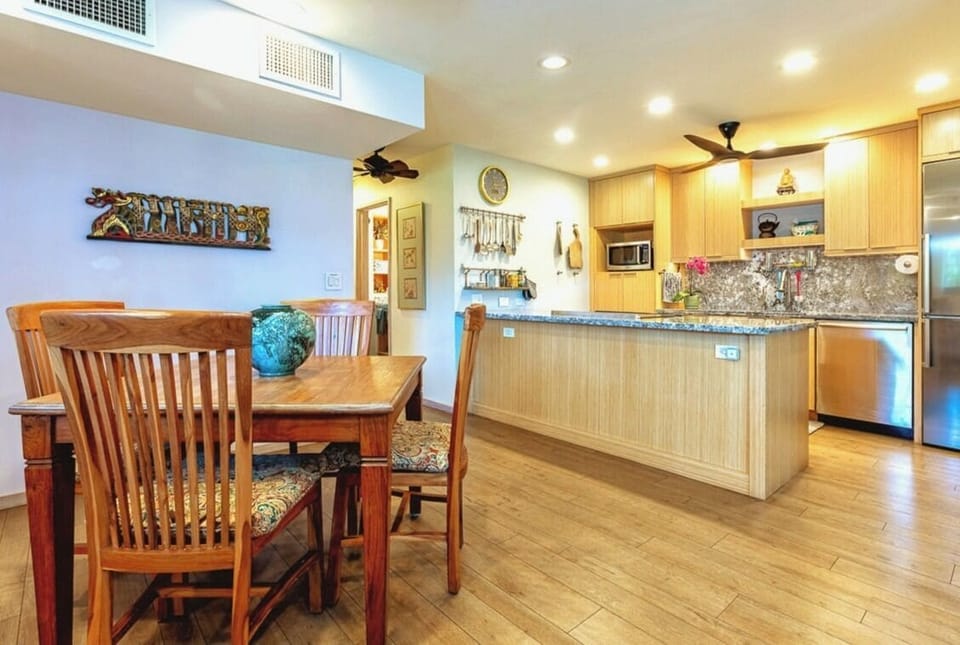 Dining to kitchen