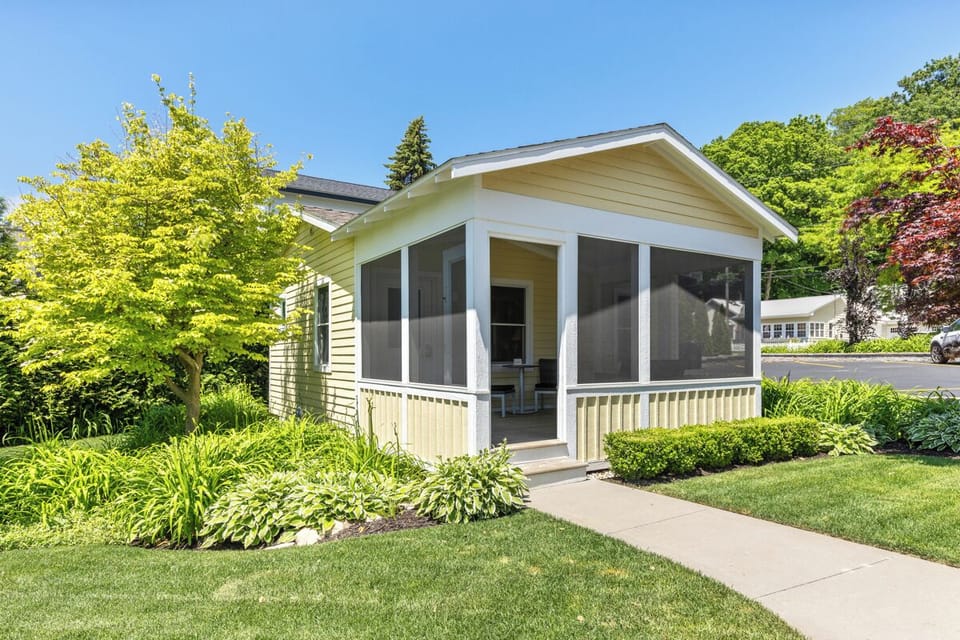 One Bedroom Cottage w/ Screened In Patio