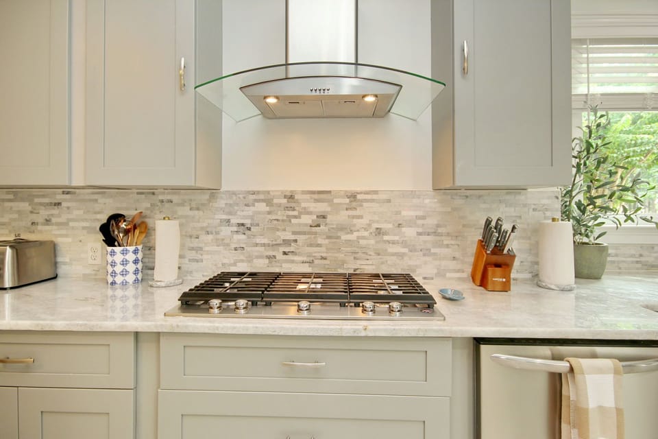 Electric stove, fully equipped kitchen