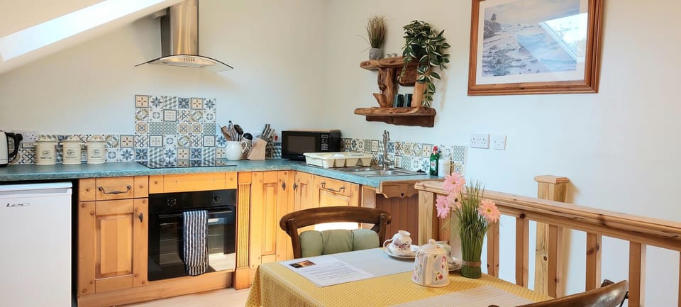Fully equipped kitchen with fridge and small freezer compartment