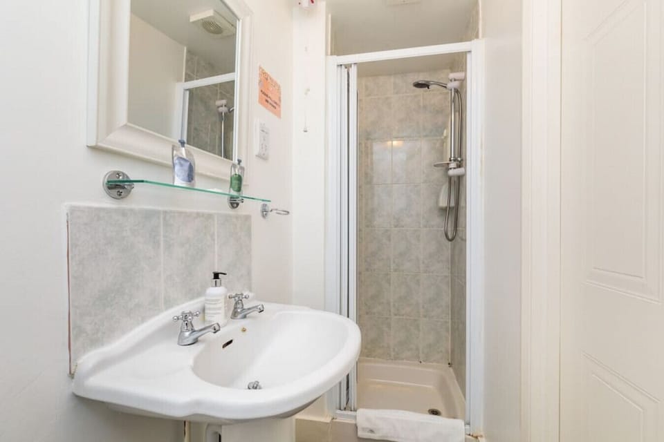 Shower room in room 4