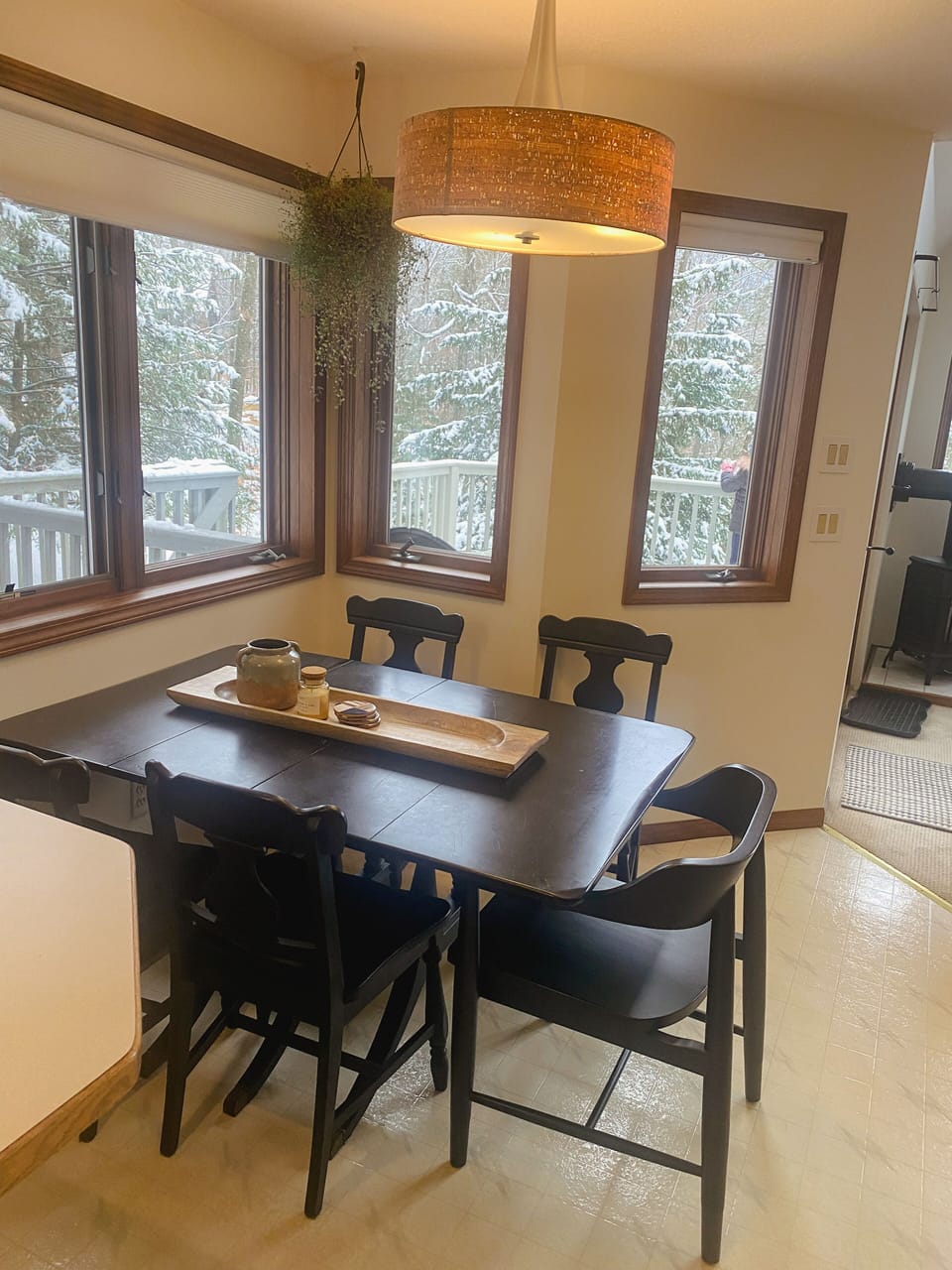 Table ends drop down and 2 extra leaves in closet.