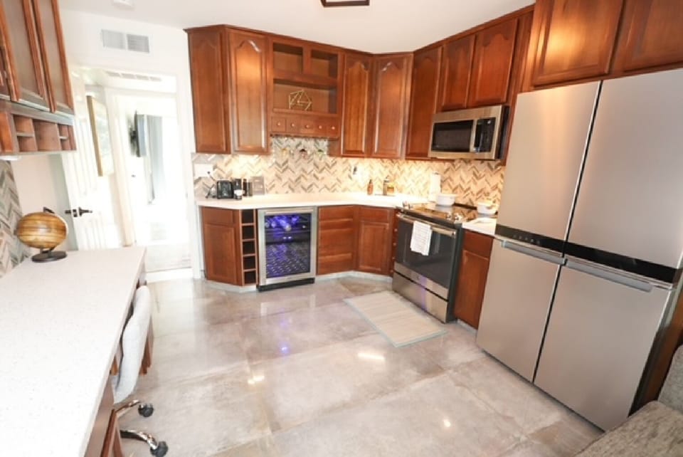 Kitchen - Fridge, microwave, coffee maker (Nespresso), wine cooler, toaster
