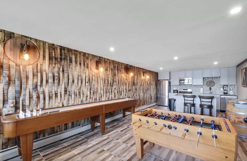 Game room w/shuffle board, foosball, full kitchen, & video games